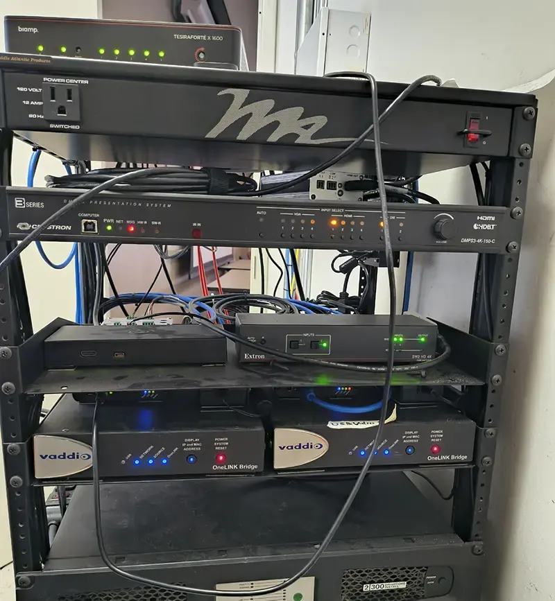 Biamp Parlé Voice Lift refuerza la voz del profesorado en Emory College sin micrófonos de mano 4 Rack audiovisual de un aula de Emory con el DSP Biamp TesiraFORTÉ X en la parte superior