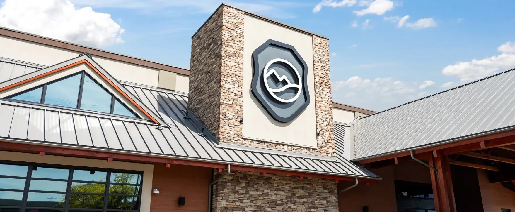 Sonorización de iglesias: River Valley Church transforma un casino con Biamp 2 Exterior de River Valley Church en Grants Pass, Oregón