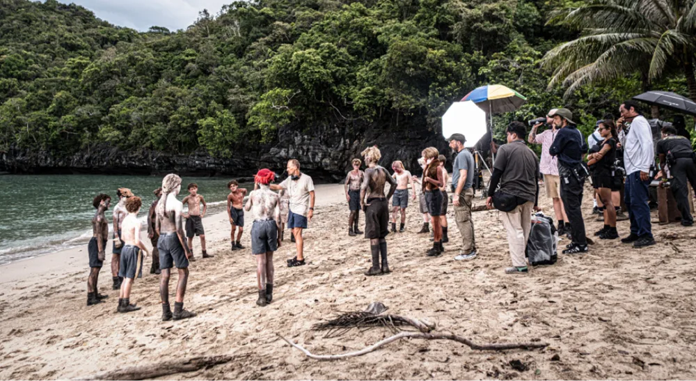 Lisa Marie Russo rueda «Making of Lord of the Flies» con la Pocket 6K Pro de Blackmagic Design 4 Rodaje en una playa de Malasia con el reparto infantil y el equipo técnico, escenario del documental filmado con la Pocket 6K Pro