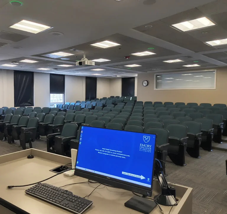 Biamp Parlé Voice Lift refuerza la voz del profesorado en Emory College sin micrófonos de mano 2 Sala 303 de Antropología de Emory University vista desde el atril del profesor