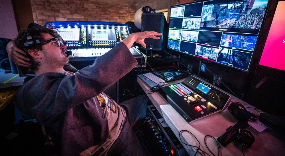 Sala de control del concierto con multivisor de señales de cámara, salida de programa y panel de realización