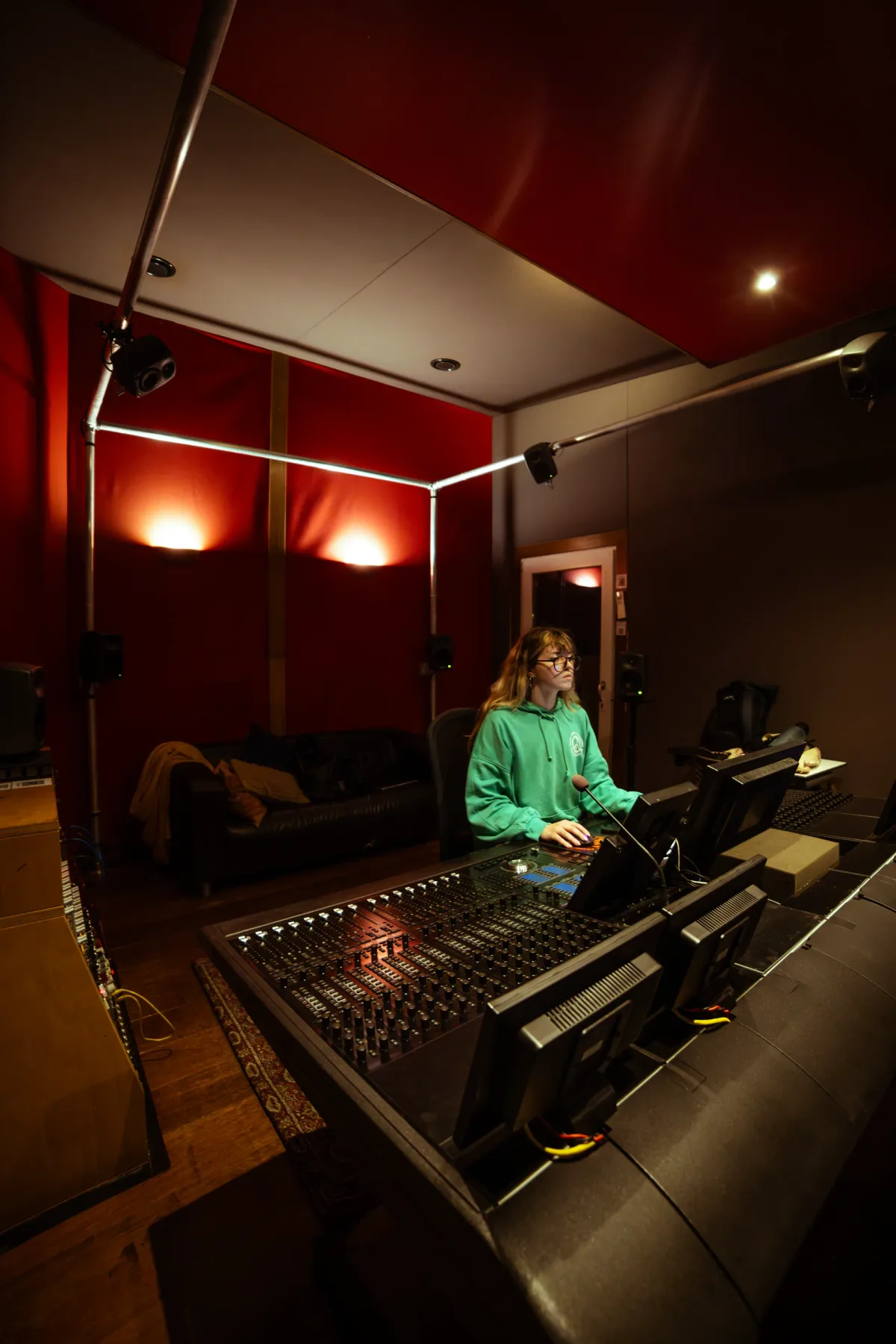 SAE Ámsterdam instala Audient ORIA en su nueva sala docente Dolby Atmos 3 Consola analógica de gran formato en una sala de SAE Institute Amsterdam rodeada de altavoces de monitorización repartidos por las paredes y la estructura del techo