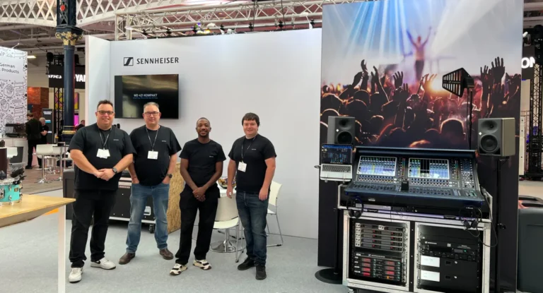 Stand de Sennheiser con sistemas de audio profesional en una feria del sector