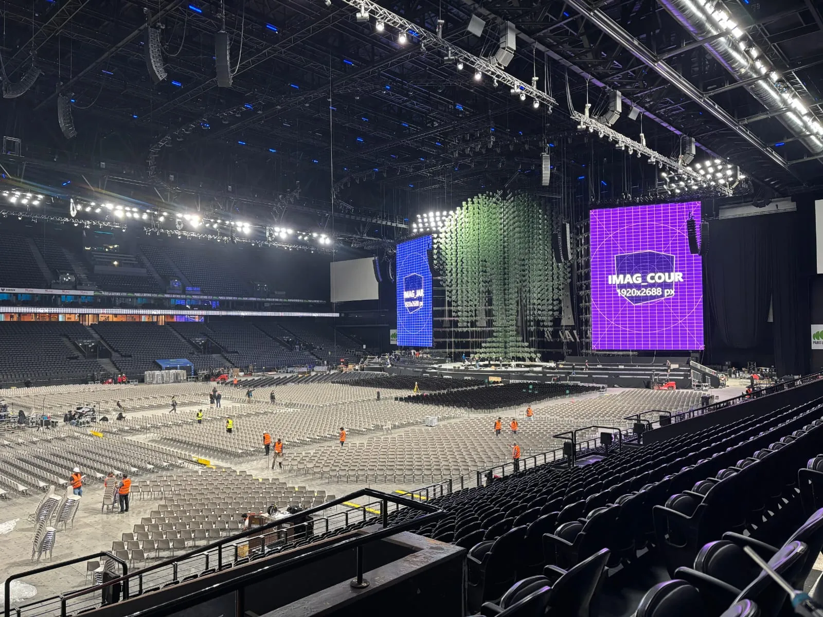 d&b Soundscape en La Défense Arena: el sonido espacializado del espectáculo de Artus 2 Interior de La Défense Arena durante el montaje, con arrays de altavoces d&b audiotechnik colgados sobre el escenario y las pantallas de vídeo