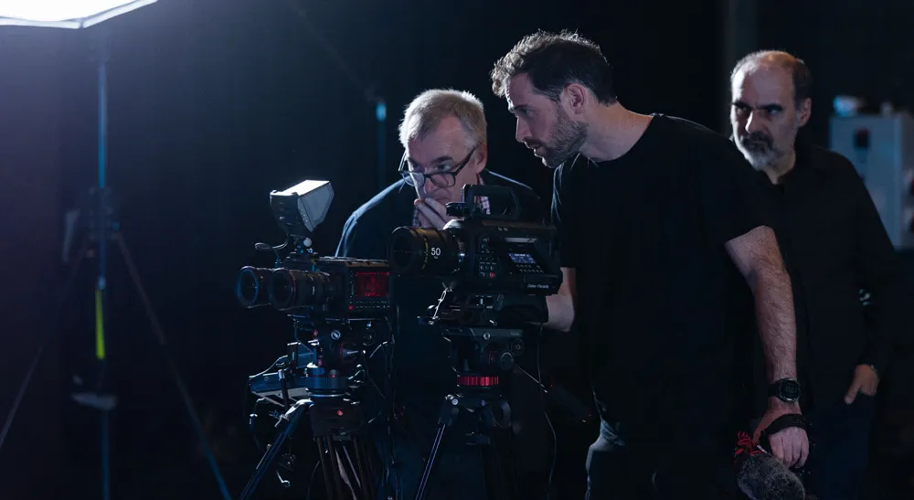 «Unchained»: dos Blackmagic PYXIS 12K y supervisión 3D en tiempo real en un rodaje estereoscópico 2 Parte del equipo técnico junto a las dos cámaras montadas lado a lado durante el rodaje de «Unchained»