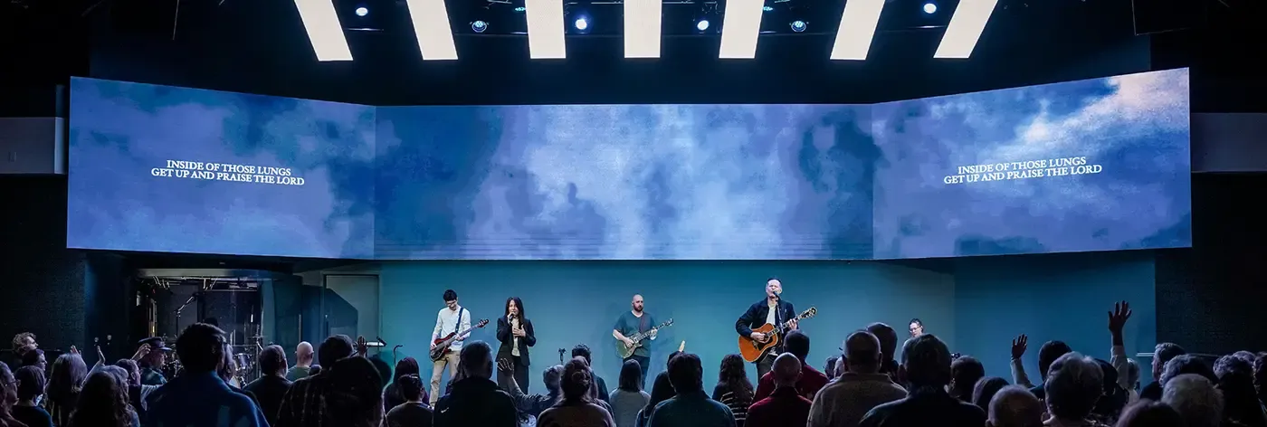 Sonorización de iglesias: River Valley Church transforma un casino con Biamp 4 Sistema de sonido Biamp durante un servicio en River Valley Church