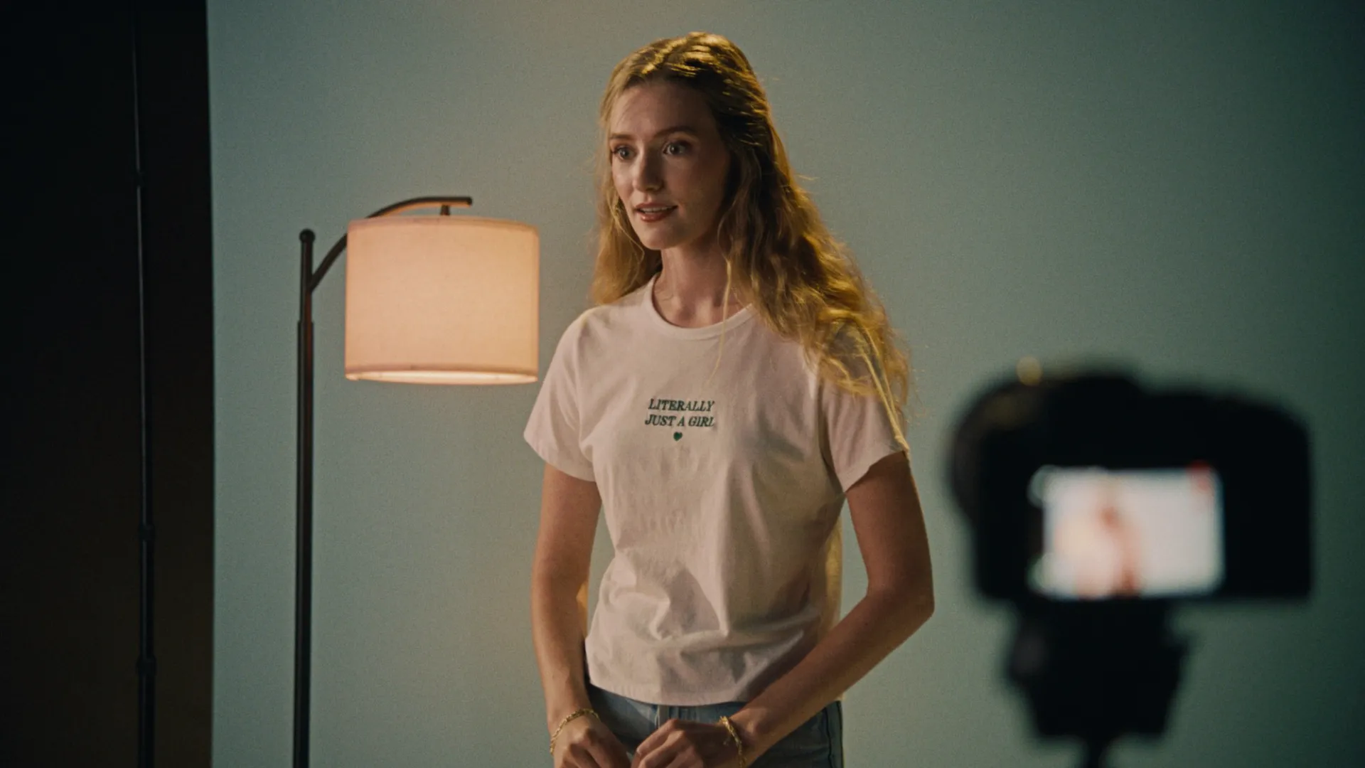 Etalonaje de The Actor con DaVinci Resolve Studio: nodos y DCTL para un Nueva York cinematográfico 4 Anne, protagonista de The Actor, durante la prueba de casting frente a la cámara, con luz cálida de lámpara sobre un fondo frío.