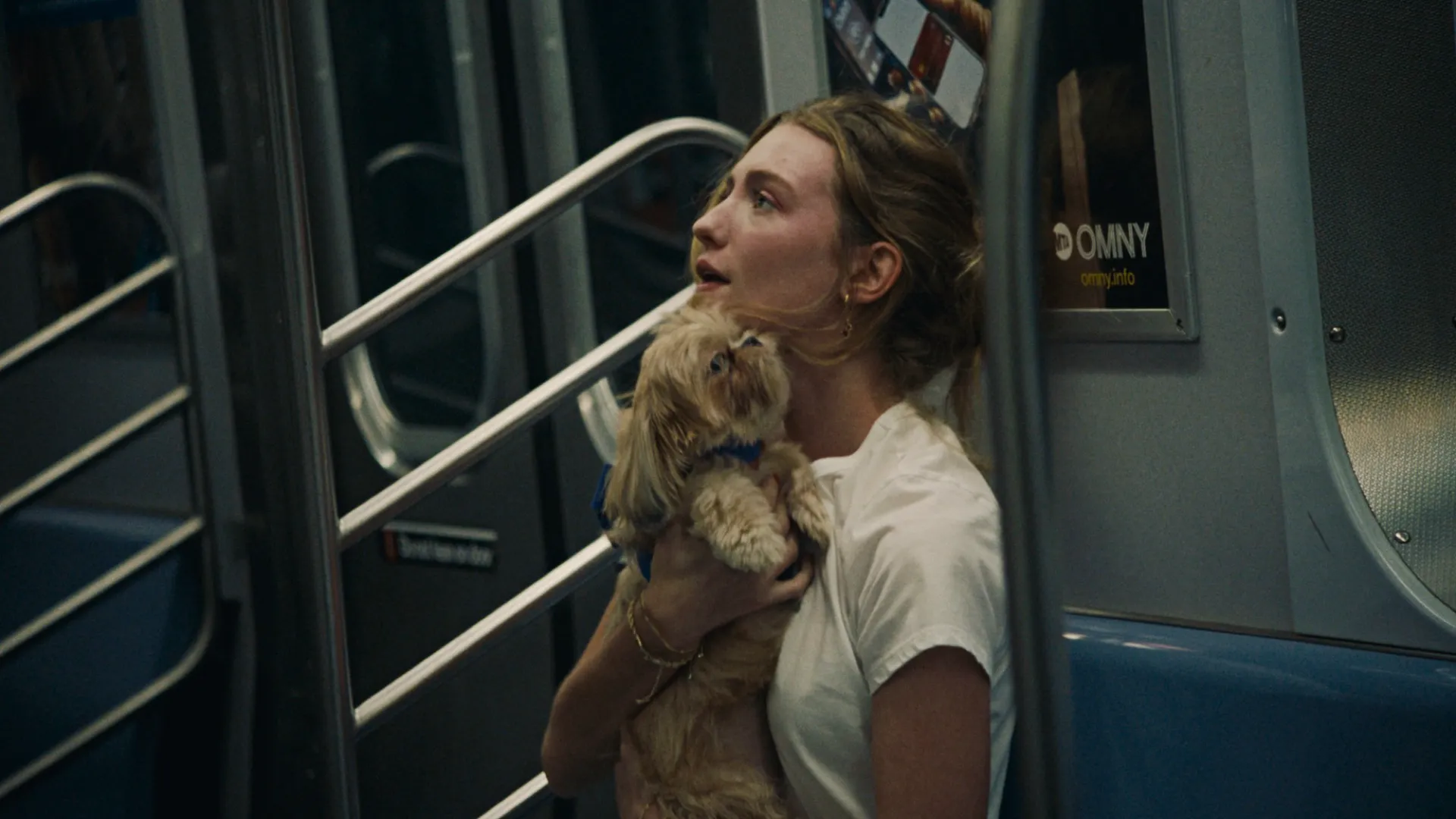 Etalonaje de The Actor con DaVinci Resolve Studio: nodos y DCTL para un Nueva York cinematográfico 3 Escena del cortometraje The Actor rodada en el metro de Nueva York, con la protagonista sujetando a la perra Macy entre los verdes y azules del vagón.