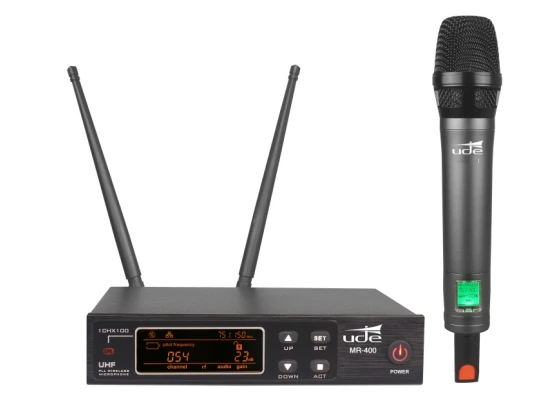 Receptor UHF del sistema de microfonía inalámbrica UDE MR-400M con dos antenas y pantalla, junto a su micrófono de mano