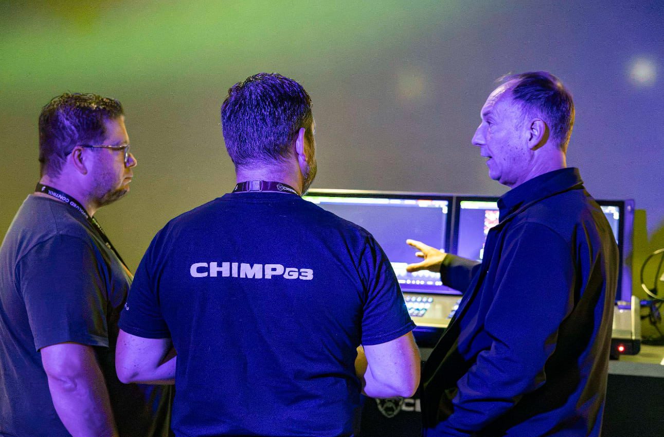 Infinity CHIMP G3: lanzamiento de la nueva generación de consolas de iluminación 4 Wesley Houben y Patrick Schmelz durante la ponencia sobre control de iluminación en el lanzamiento de CHIMP G3