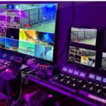 Monitores broadcast profesionales en una sala de control para producción en directo