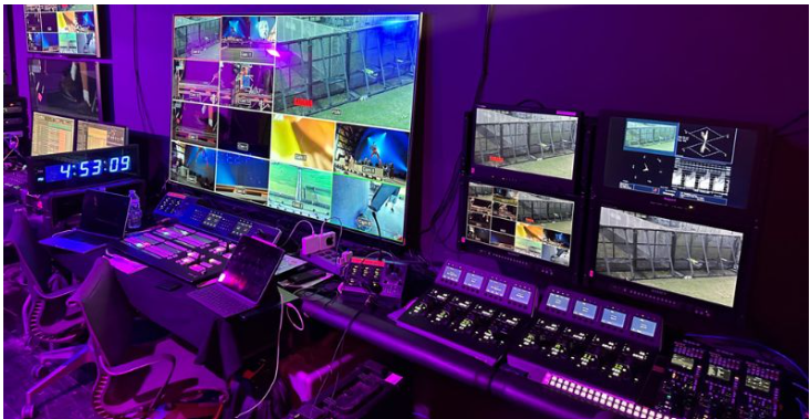 Monitores broadcast profesionales en una sala de control para producción en directo
