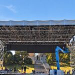 Estructura de cubierta y torres metálicas durante el montaje de un escenario, con el logotipo TAF