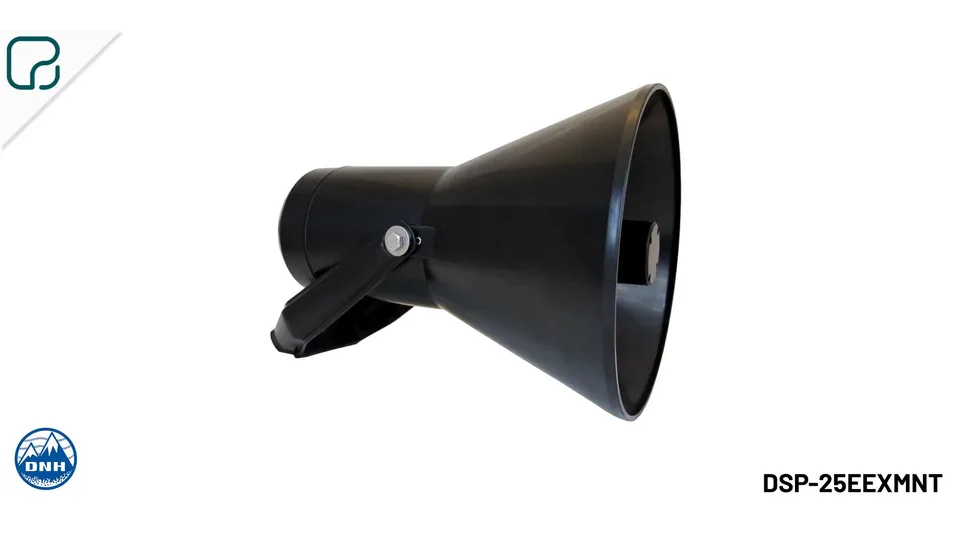 Altavoz exponencial de megafonía ATEX DNH DSP-25EEXMNT, de color negro con soporte de estribo, sobre fondo blanco