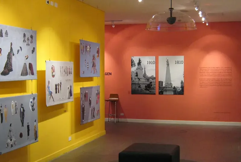 Altavoces parabólicos SoundTube: sonido dirigido para museos, retail y exposiciones 3 Altavoz parabólico SoundTube con cúpula transparente en una sala expositiva