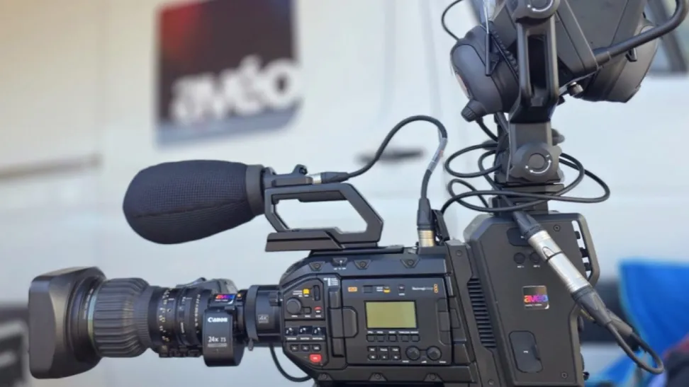 AVEO logra la primera retransmisión en directo de Paris-Troyes en Champagne para france.tv 3 Cámara Blackmagic URSA Broadcast G2 con objetivo Canon B4 estabilizado montada en la moto de seguimiento de AVEO durante Paris-Troyes en Champagne