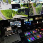 Interior de la unidad móvil Mercedes Sprinter de AVEO con la pantalla multivista de nueve señales de cámara y el mezclador ATEM Constellation 8K durante Paris-Troyes en Champagne