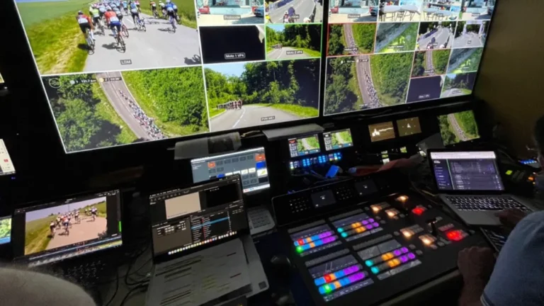 AVEO logra la primera retransmisión en directo de Paris-Troyes en Champagne para france.tv 2 Interior de la unidad móvil Mercedes Sprinter de AVEO con la pantalla multivista de nueve señales de cámara y el mezclador ATEM Constellation 8K durante Paris-Troyes en Champagne