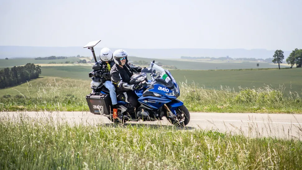AVEO logra la primera retransmisión en directo de Paris-Troyes en Champagne para france.tv 4 Moto de producción de AVEO con cámara Blackmagic circulando por los viñedos de la región de Champagne durante Paris-Troyes en Champagne