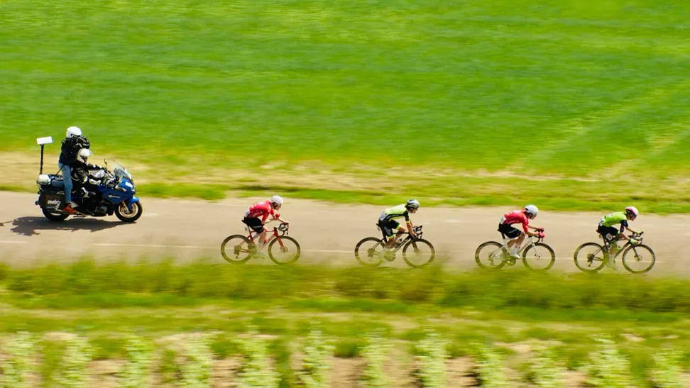 AVEO logra la primera retransmisión en directo de Paris-Troyes en Champagne para france.tv 2 Moto de producción de AVEO con cámara Blackmagic siguiendo a los corredores durante Paris-Troyes en Champagne