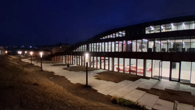 Exterior del Basque Culinary Center con sistema de megafonía de emergencia UDE