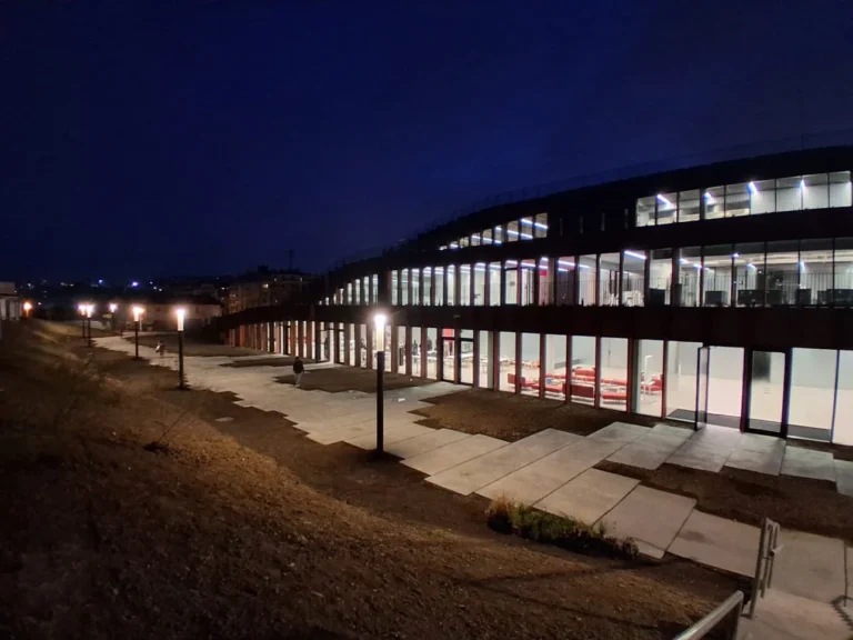 Exterior del Basque Culinary Center con sistema de megafonía de emergencia UDE