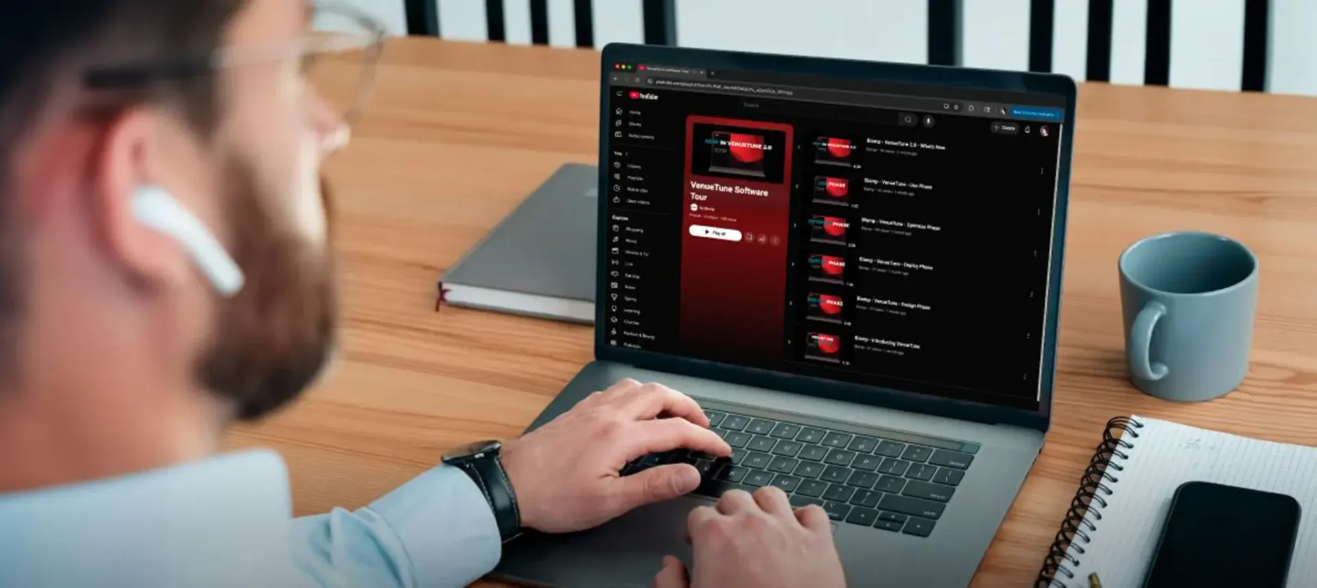 Biamp VenueTune: software para el diseño de sistemas de audio con Voltera D 2 Técnico revisando en un portátil la serie de vídeos de Biamp sobre las fases de diseño, despliegue, optimización y uso de VenueTune