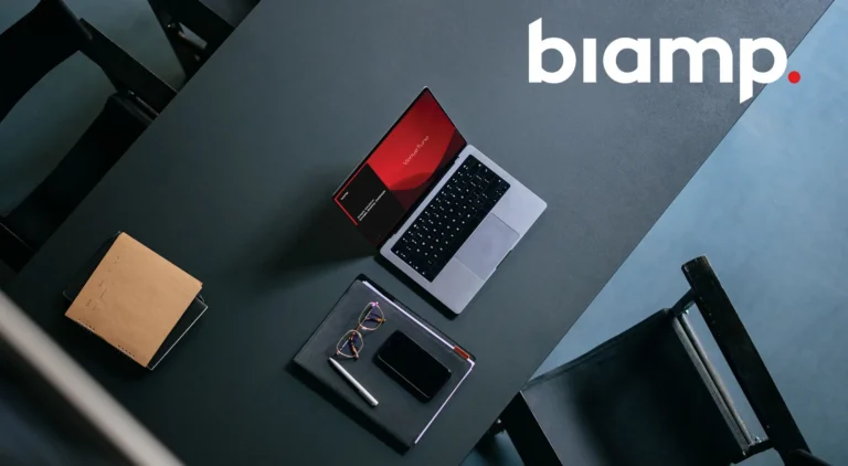 Portátil con la pantalla de inicio de Biamp VenueTune sobre una mesa de trabajo