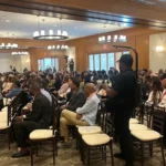 Operadores de cámara grabando una sesión con cientos de asistentes en Harvard Law School con cámaras Blackmagic