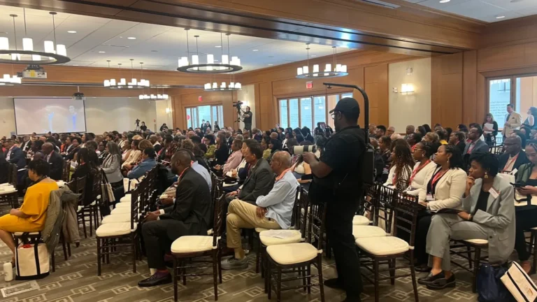 Operadores de cámara grabando una sesión con cientos de asistentes en Harvard Law School con cámaras Blackmagic