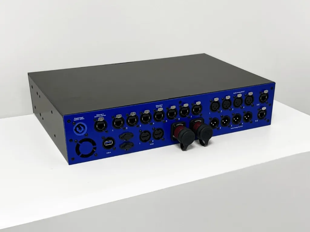 Panel trasero de ATB Audio Tools 2.0 con conectores de red, entradas y salidas de audio XLR y puertos USB
