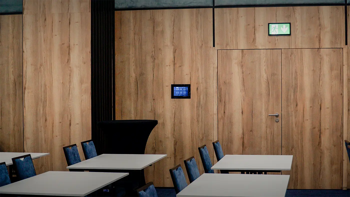 Hotel Senator integra más de 300 paneles ProDVX para controlar habitaciones y salas de conferencias 3 Sala de conferencias Horyzont del Hotel Senator con un panel de control ProDVX integrado en la pared de madera