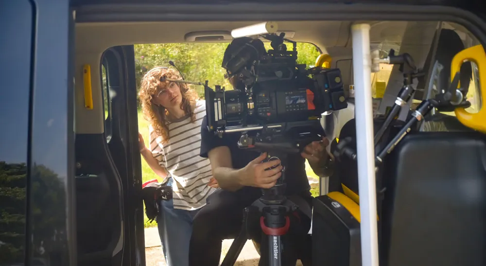Deadheading, la comedia negra en gran formato premiada en los Sony Future Filmmaker Awards 4 Un operador de cámara ajusta el equipo de cine digital dentro de un vehículo durante un cambio de localización