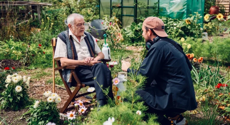 Deadheading, la comedia negra en gran formato premiada en los Sony Future Filmmaker Awards 2 Un actor de edad avanzada conversa con un miembro del equipo técnico entre las plantas de un huerto urbano durante el rodaje de Deadheading