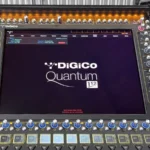 Consola DiGiCo Quantum 112 de AUDITIV con la pantalla de bienvenida del modelo