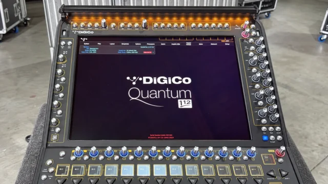 Consola DiGiCo Quantum 112 de AUDITIV con la pantalla de bienvenida del modelo