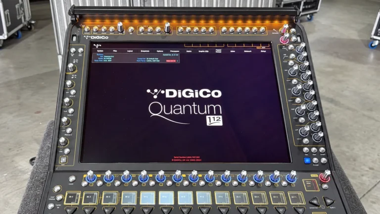 Consola DiGiCo Quantum 112 de AUDITIV con la pantalla de bienvenida del modelo