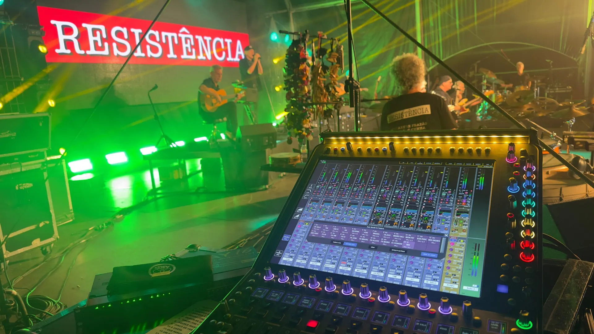 Consola DiGiCo Quantum 112 como mesa de monitores en la gira de Resistência