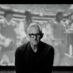 Exjugador entrevistado ante la pantalla que proyecta el archivo del Argentina-Inglaterra de 1986 en el documental El Partido