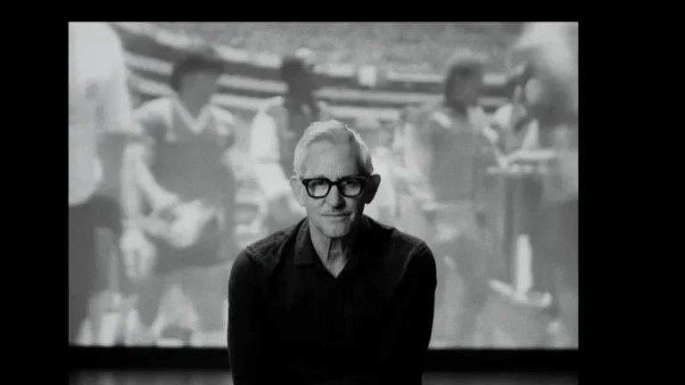 Exjugador entrevistado ante la pantalla que proyecta el archivo del Argentina-Inglaterra de 1986 en el documental El Partido