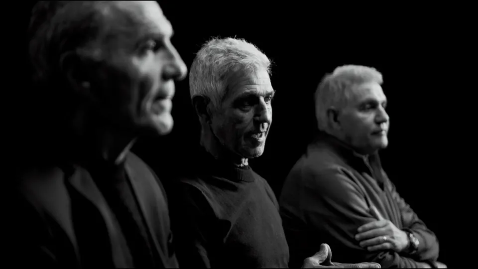 El Partido rueda sus retratos documentales con Blackmagic URSA Cine 17K 65 2 Tres exjugadores retratados en blanco y negro sobre fondo negro durante una entrevista del documental El Partido