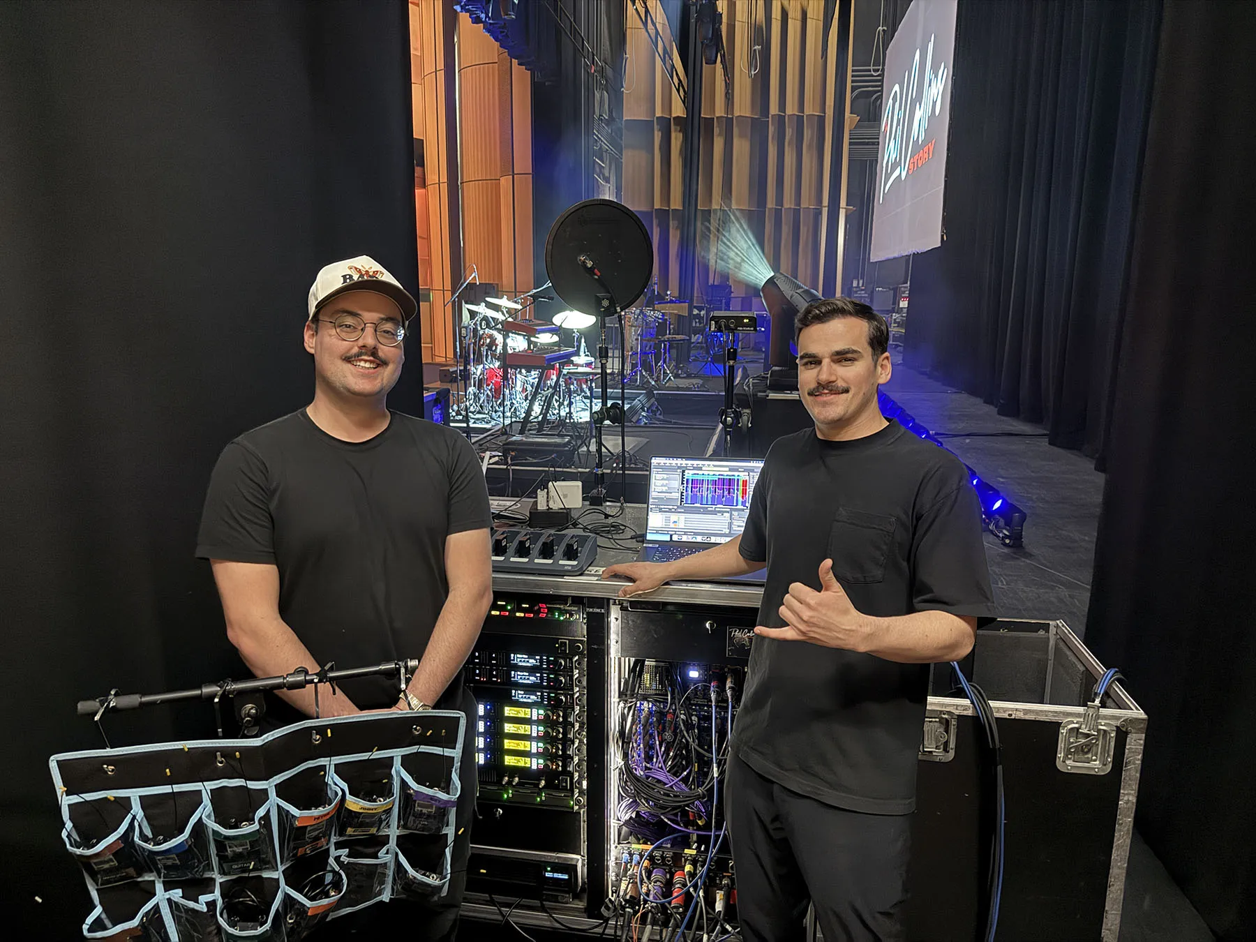 The Phil Collins Story confía su sonido a DiGiCo Quantum225 y KLANG 5 Dos técnicos de sonido junto al rack de procesamiento y los receptores inalámbricos utilizados en The Phil Collins Story