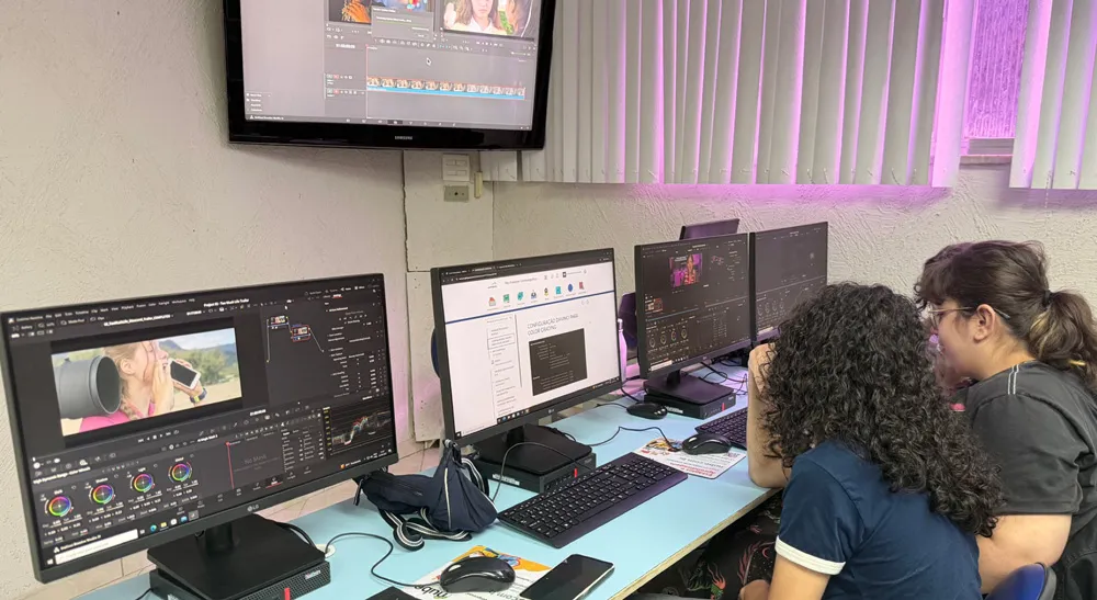 Estudiantes de UNIFACHA trabajando juntas en una estación de etalonaje con DaVinci Resolve Studio
