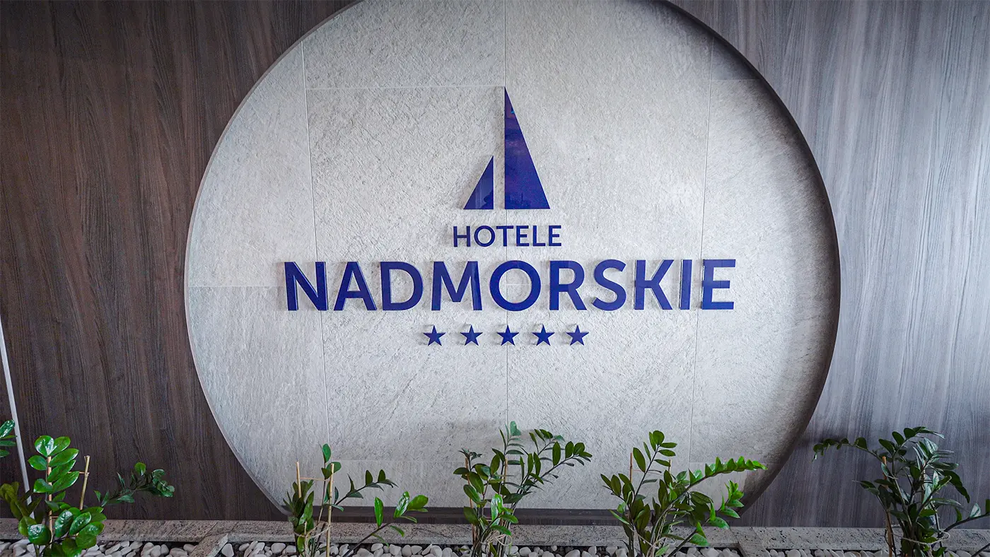 Hotel Senator integra más de 300 paneles ProDVX para controlar habitaciones y salas de conferencias 6 Identificación corporativa del Grupo Hotele Nadmorskie, propietario del Hotel Senator, en una de sus recepciones