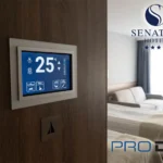 Panel táctil ProDVX para hoteles instalado en una habitación del Hotel Senator
