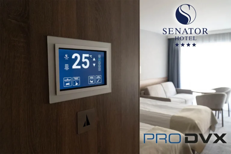 Panel táctil ProDVX para hoteles instalado en una habitación del Hotel Senator