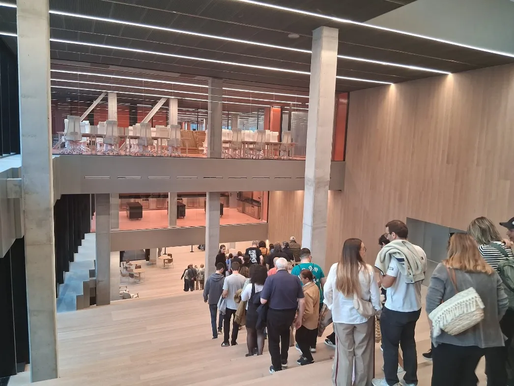 EIFFAGE implementa megafonía de emergencia UDE en el Basque Culinary Center 2 Interior del Basque Culinary Center equipado con un sistema de evacuación por voz