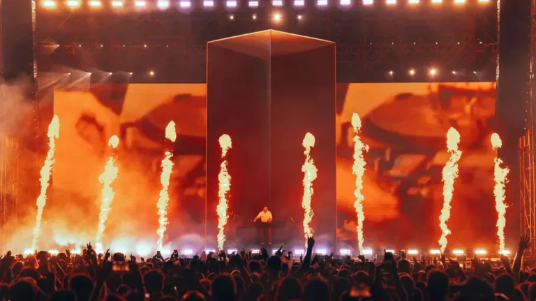Escenario de festival de música con pirotecnia y videowall durante un concierto en directo, verano 2026