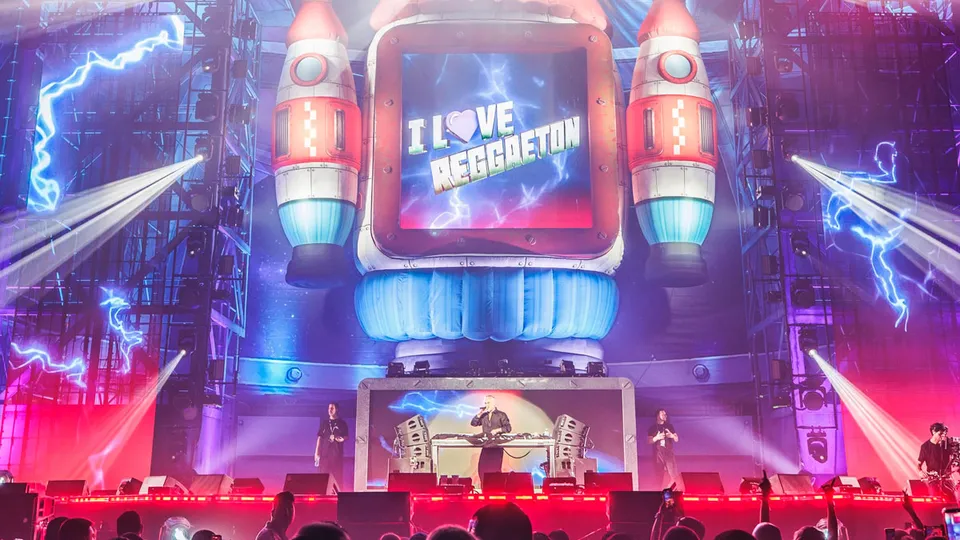 MA Lighting y Martin: grandMA3 en festivales, giras y grandes escenarios del verano de 2026 3 Escenario del evento I Love Reggaetón en IFEMA Madrid con estructura escenográfica e iluminación en directo