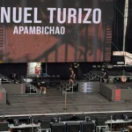 Escenario del concierto de Manuel Turizo en la Plaza de Toros de Melilla durante el montaje, con la pantalla LED y el frente de escenario